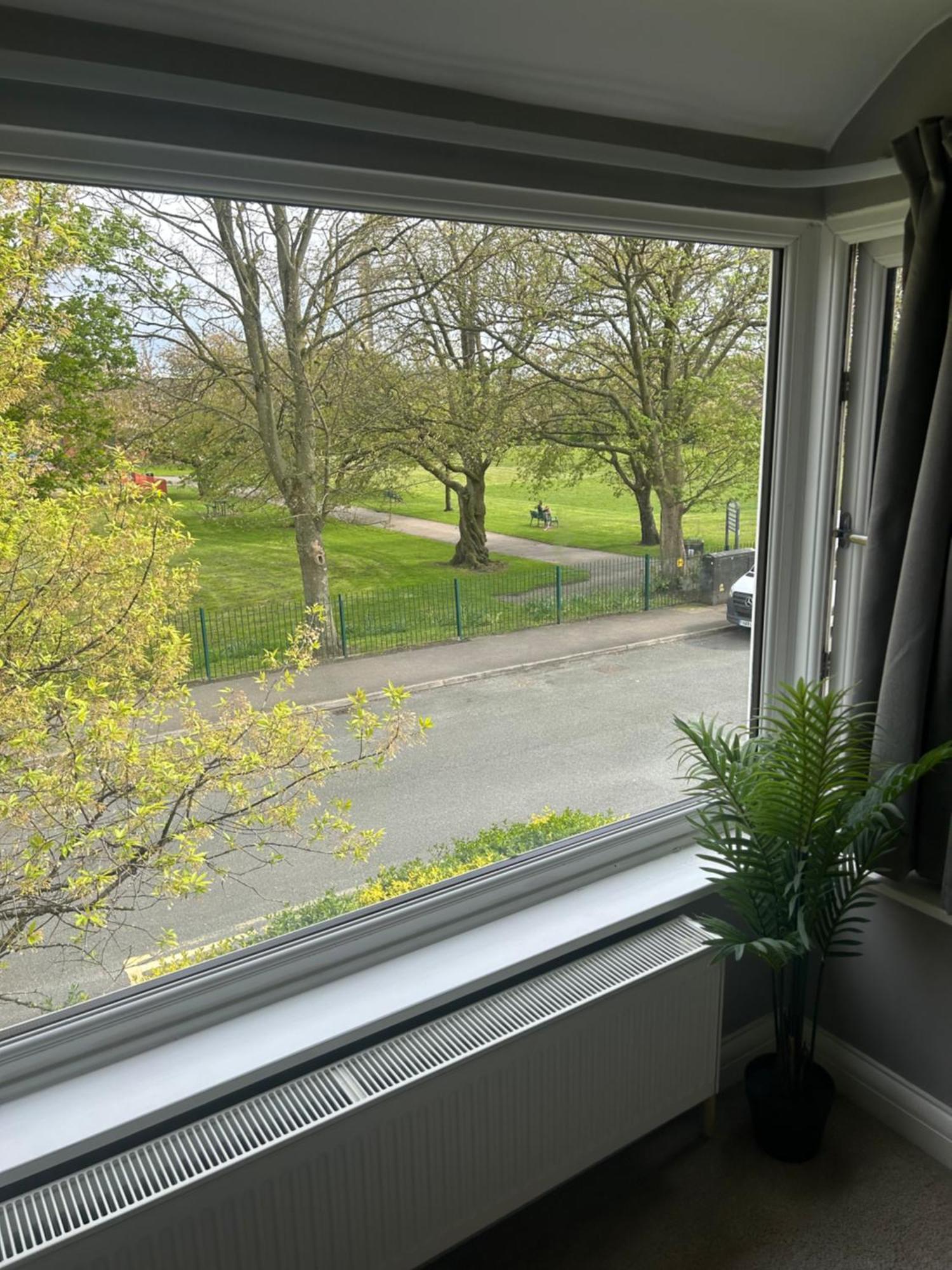 Lovely, Large Double Bedroom With Park View In Home Hazel Grove Bagian luar foto