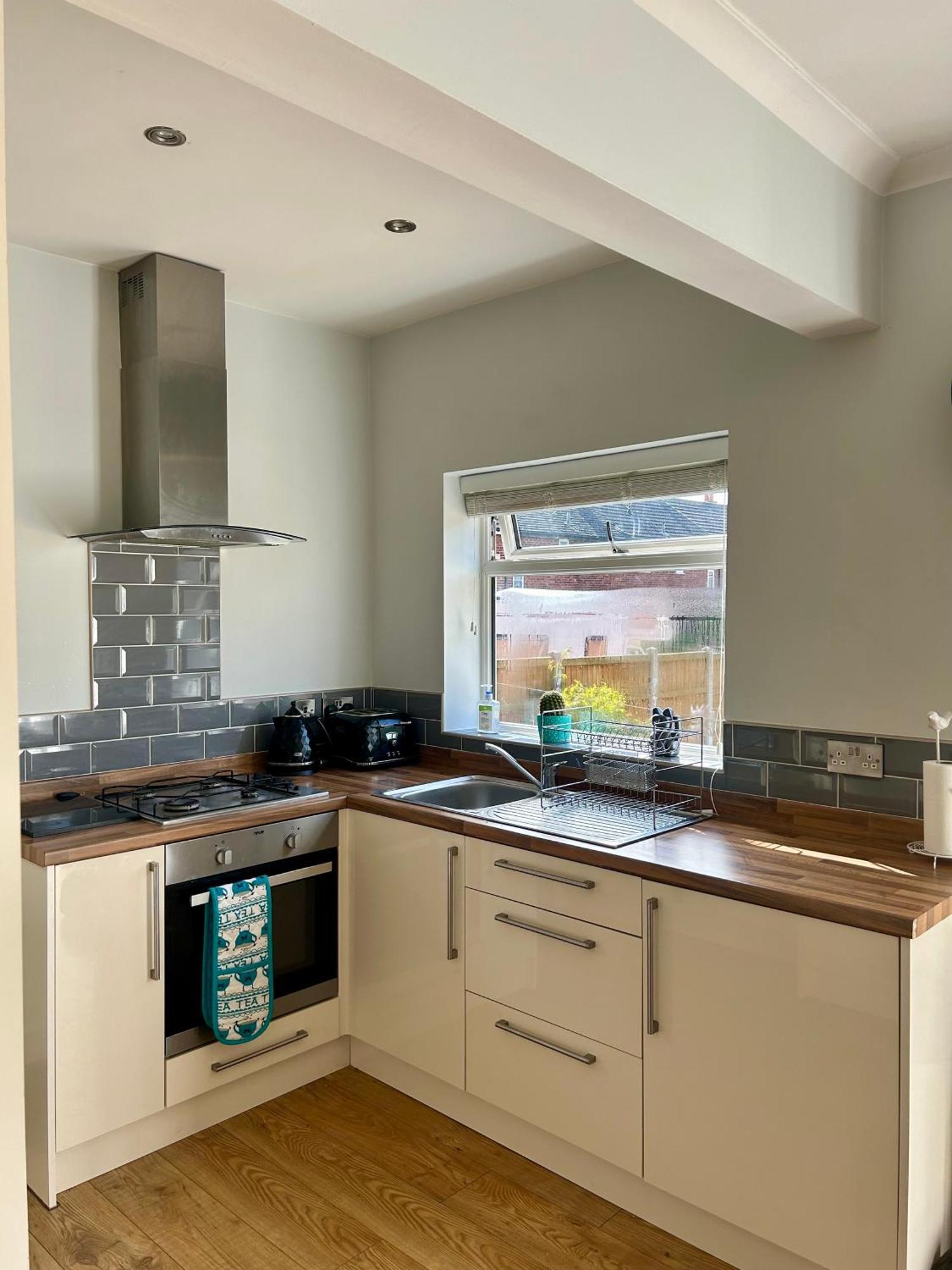Lovely, Large Double Bedroom With Park View In Home Hazel Grove Bagian luar foto