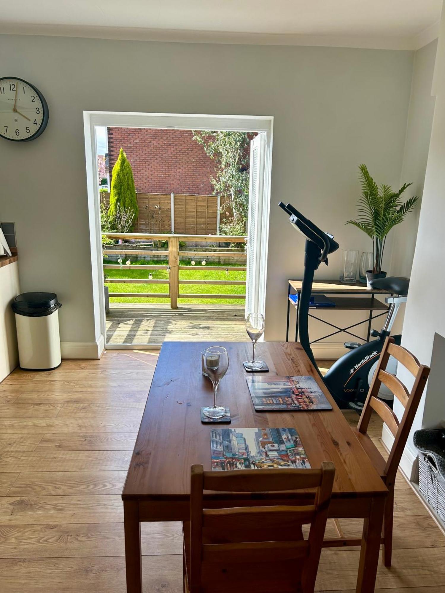 Lovely, Large Double Bedroom With Park View In Home Hazel Grove Bagian luar foto