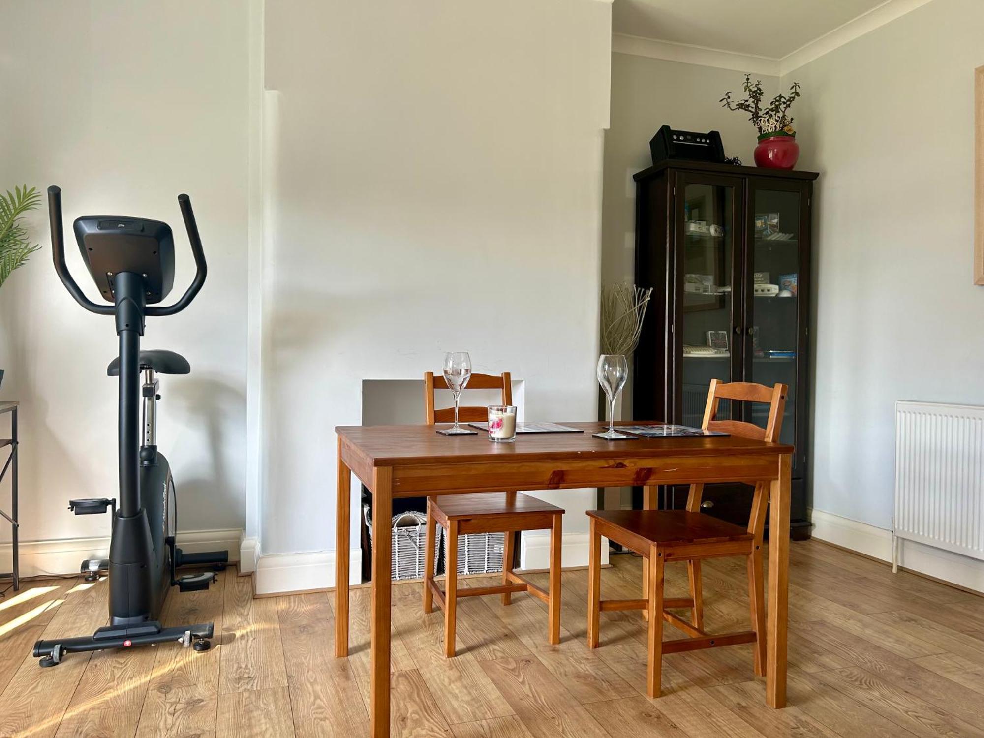 Lovely, Large Double Bedroom With Park View In Home Hazel Grove Bagian luar foto